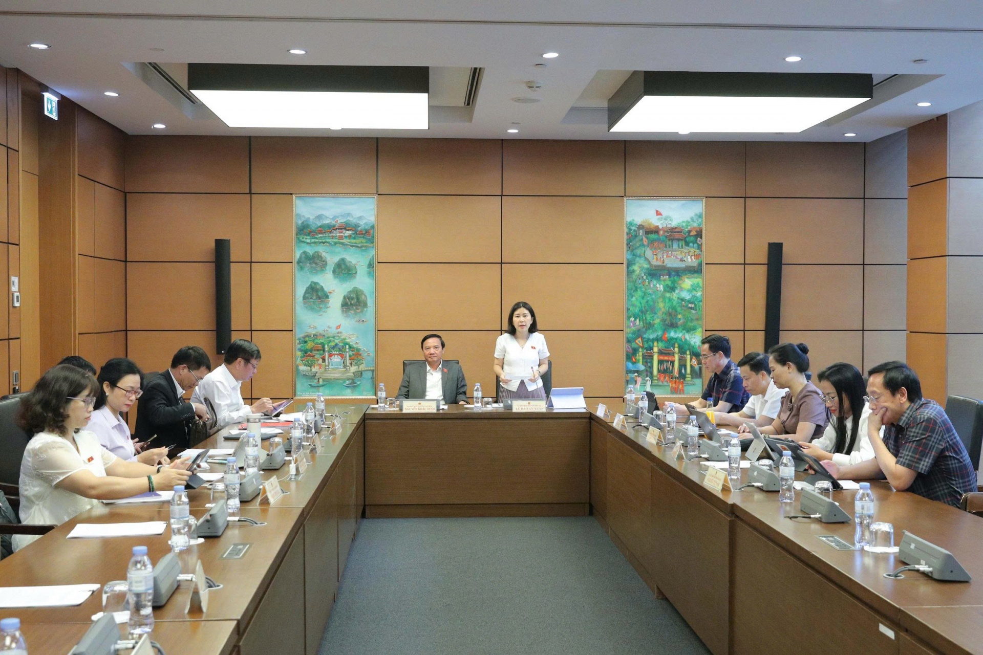 Đoàn ĐBQH tỉnh tham gia thảo luận tổ về Dự án Luật Đường sắt (sửa đổi) và Dự án đường Vành đai 4 TP Hồ Chí Minh