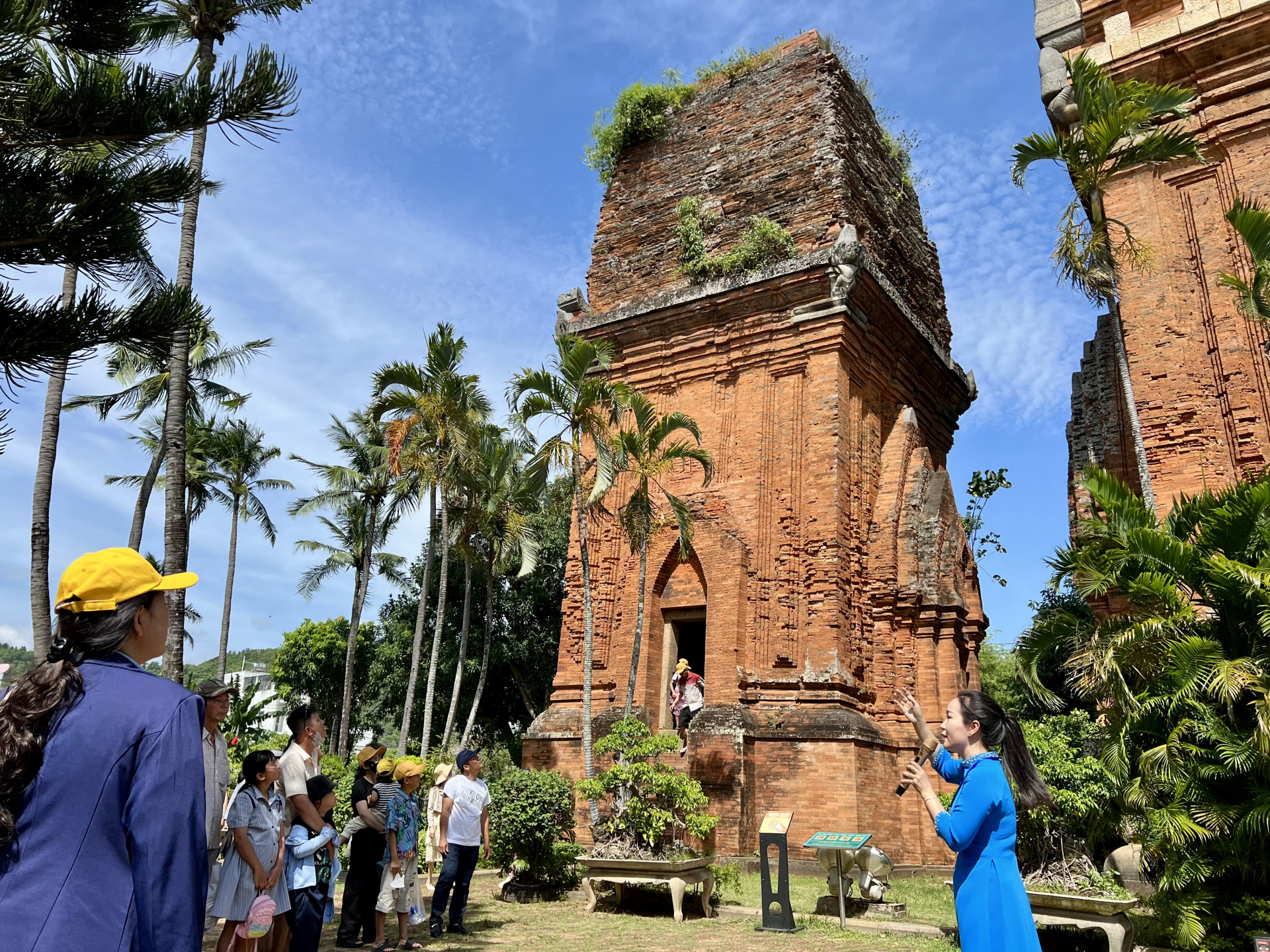 Tại Tháp Đôi - điểm dừng chân đầu tiên trong hành trình này, du khách tham quan và tìm hiểu về văn hóa xây dựng tháp của người Chăm