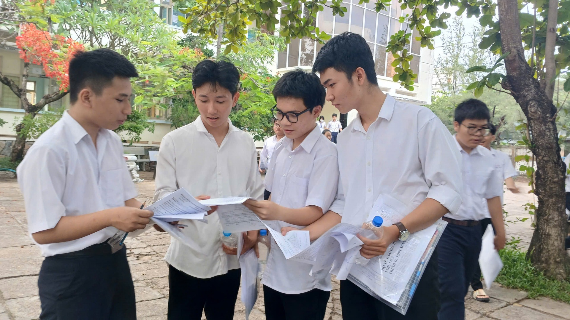 NGÀY THI ĐẦU TIÊN KỲ THI TỐT NGHIỆP THPT NĂM 2025: Đề thi Ngữ văn thời sự, đề thi Toán khó