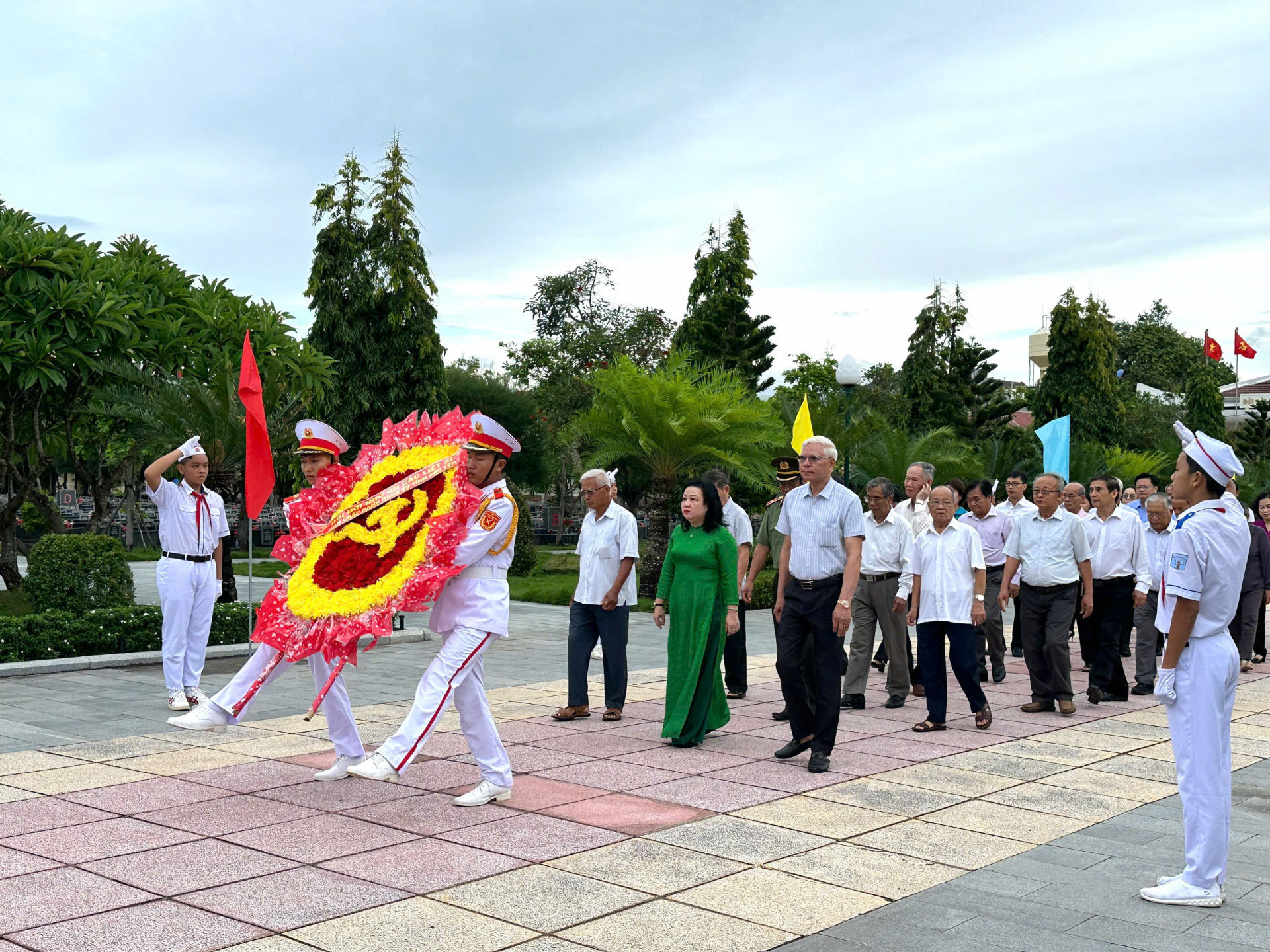 Đặt vòng hoa, dâng hương tri ân các anh hùng liệt sĩ