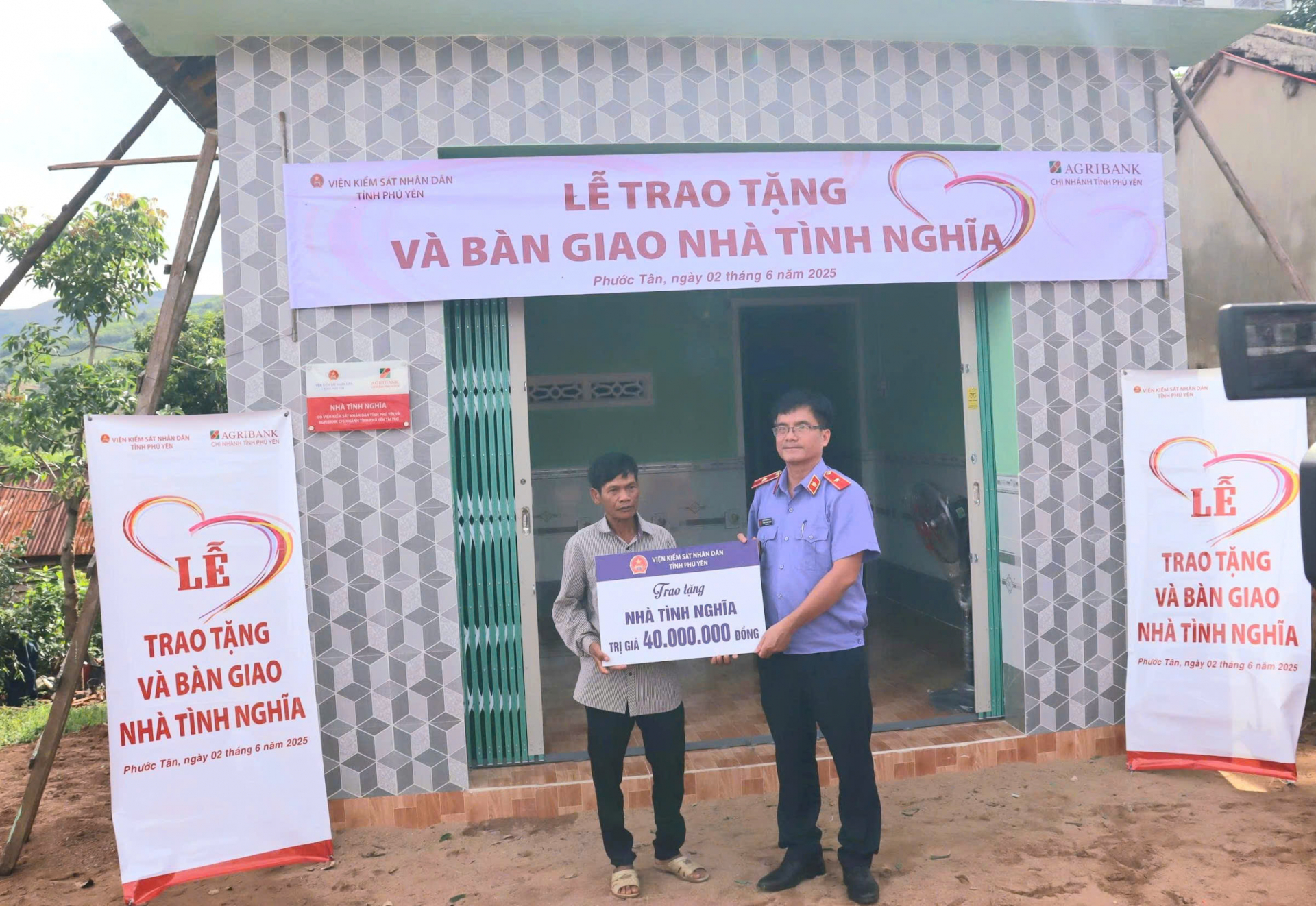 Bàn giao, tặng Nhà tình nghĩa cho một gia đình chính sách