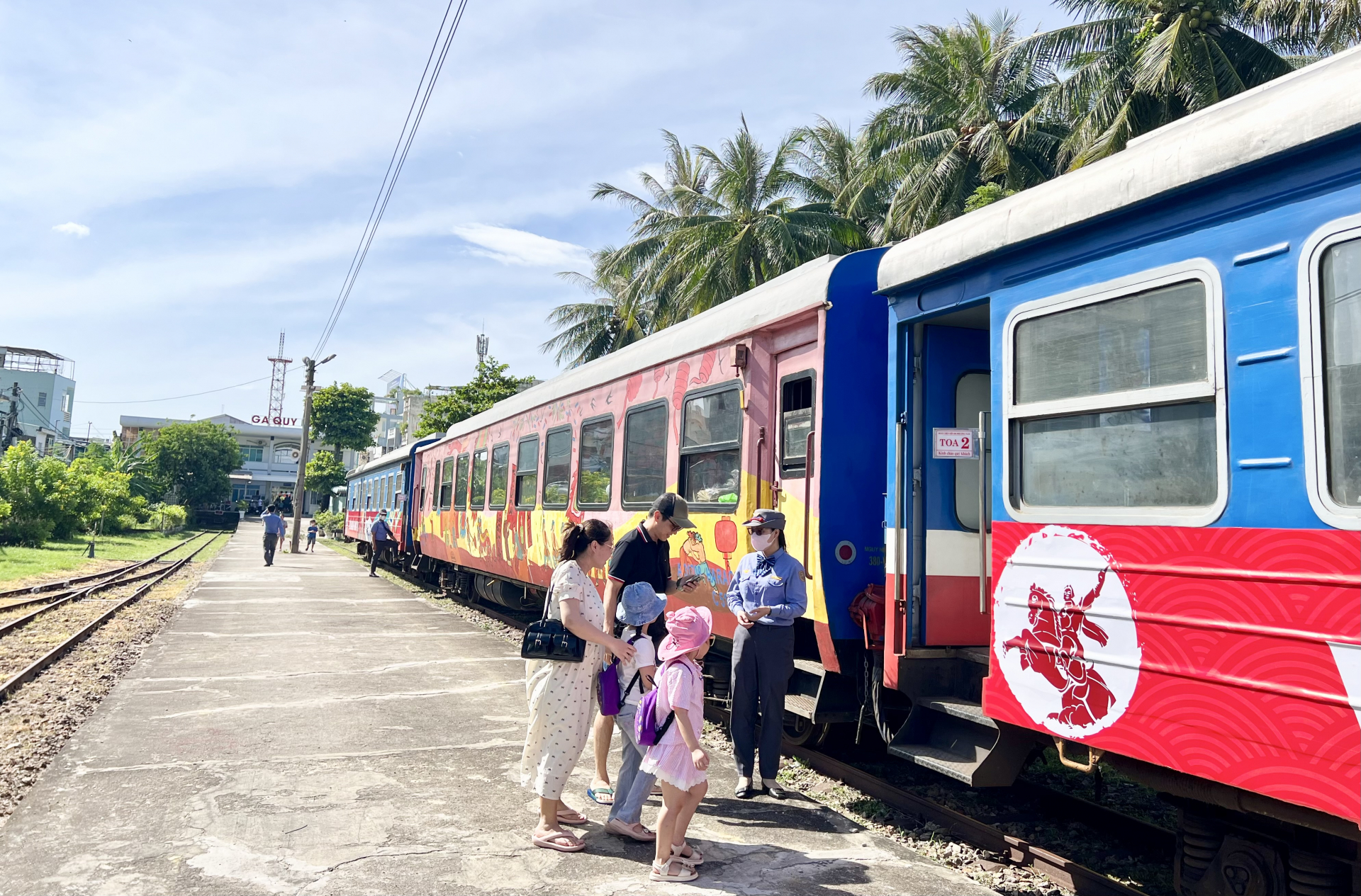 Chuyến tàu Về miền đất võ - mang ký hiệu QN1 - QN2 - QN3 - QN4 được thiết kế bao gồm 2 toa ngồi điều hòa (64 chỗ/toa) và 1 toa văn hóa - giáo dục, xuất phát tại ga Quy Nhơn lúc 9 giờ và 19 giờ hằng ngày