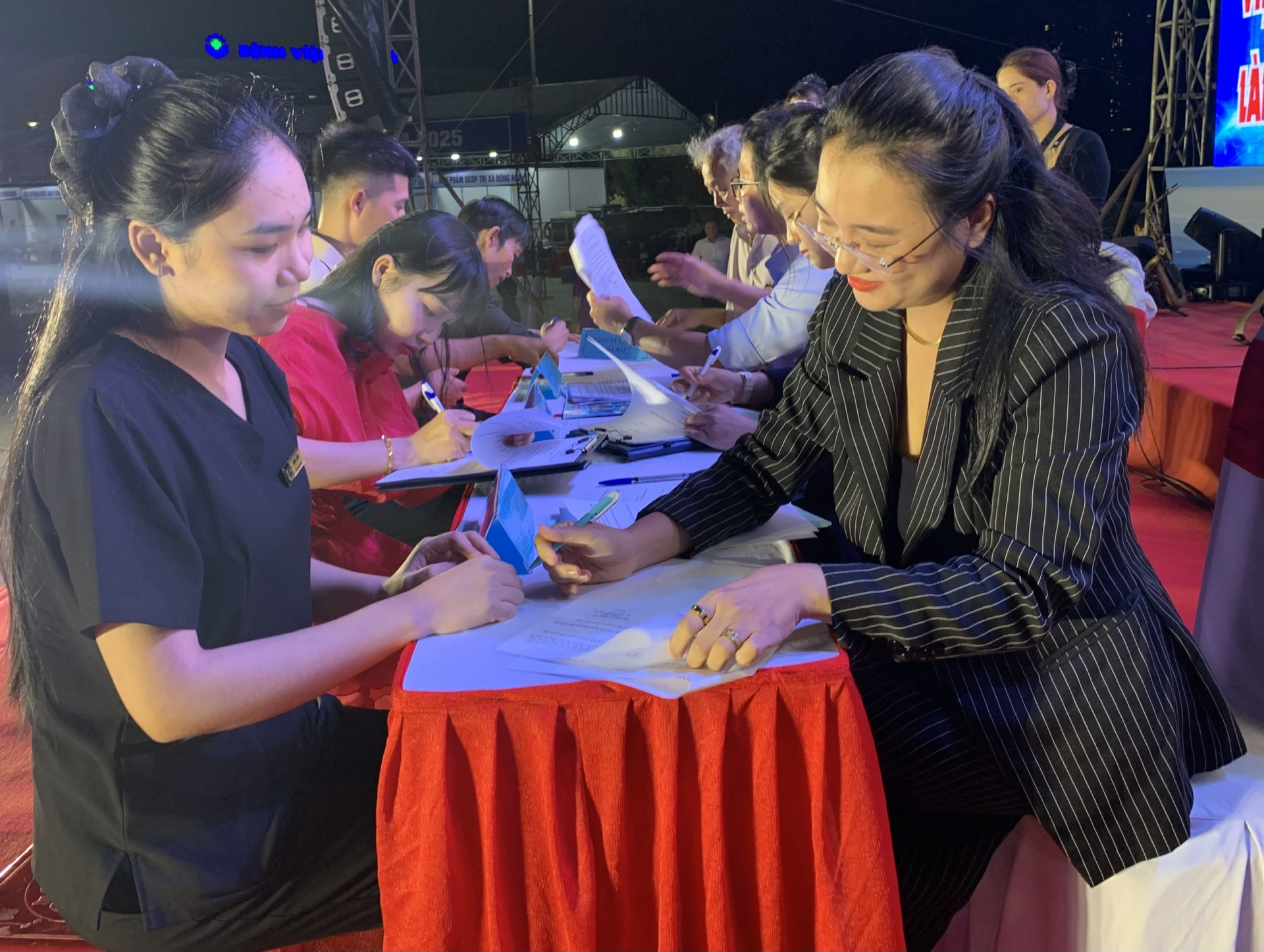 Hơn 1.000 lao động tham gia ngày hội “Kết nối việc làm - kiến tạo tương lai”