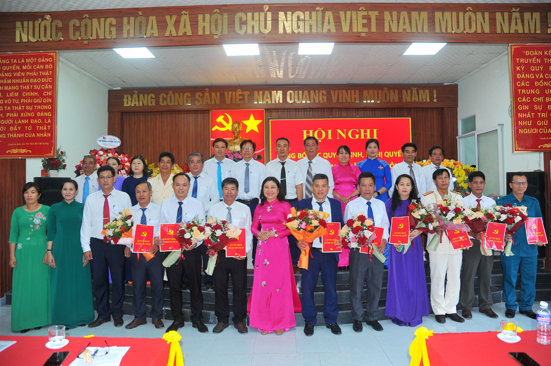 Tuy An Đông công bố các quyết định, nghị quyết về công tác cán bộ