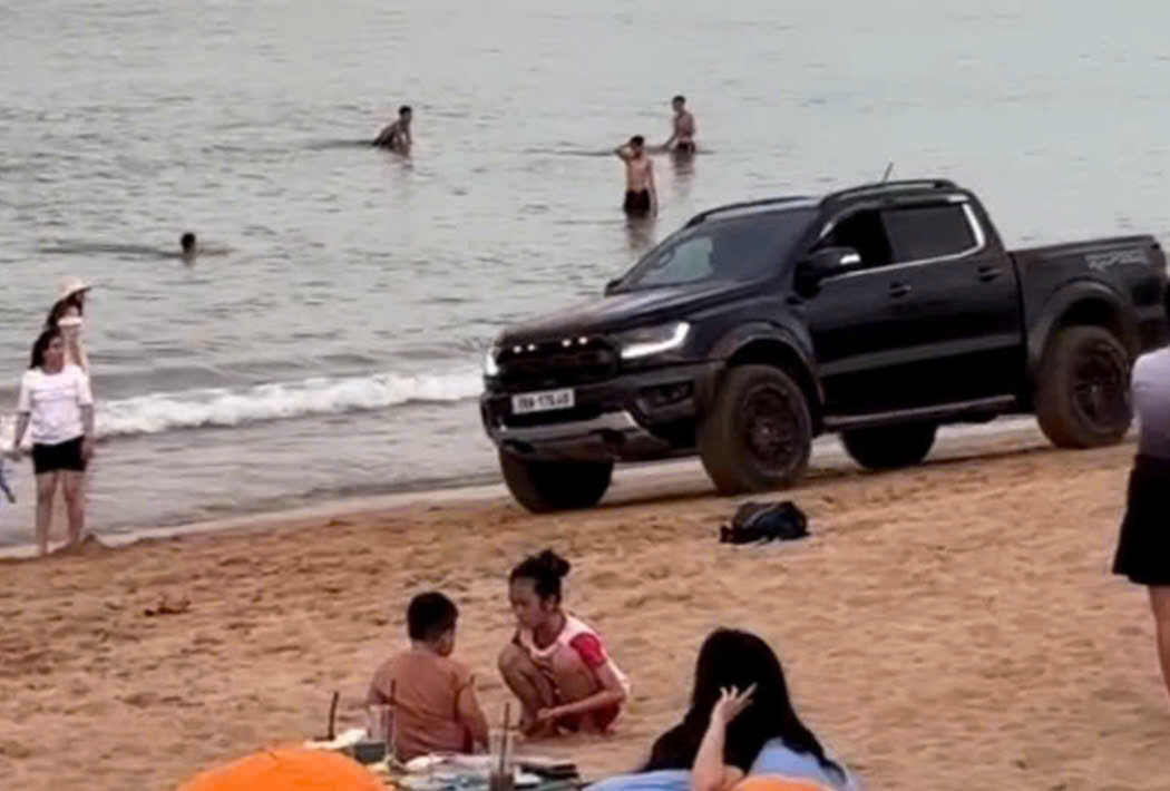 Khởi tố tài xế chạy xe bán tải trên bãi biển Tuy Hòa